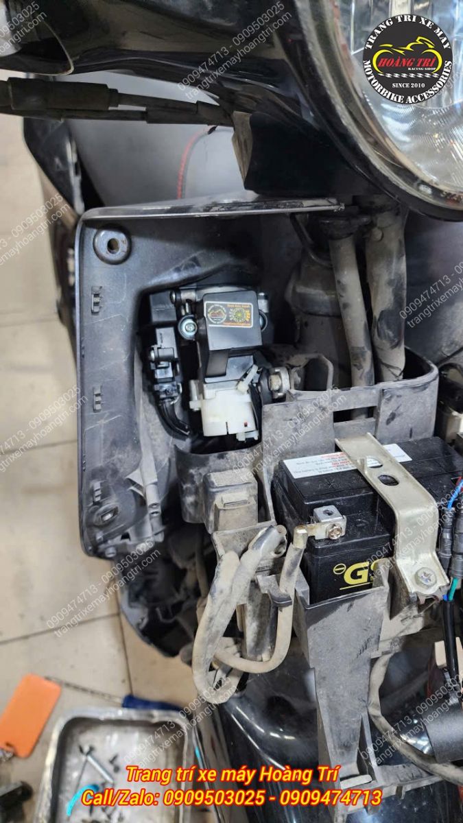 Chi tiết bộ điều khiển Smartkey (ECU) Yamaha Janus chính hãng lắp gọn trong dàn áo