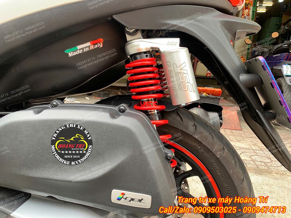 Cận cảnh phuộc YSS G-Series bình dầu đỏ bạc, lò xo đỏ nổi bật lắp Piaggio Medley