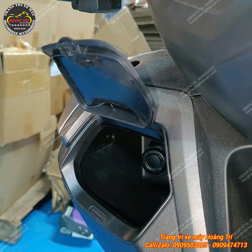 Nắp hộc chứa đồ NMax 155 giúp bảo vệ vật dụng bên trong không bị rớt ra ngoài khi di chuyển