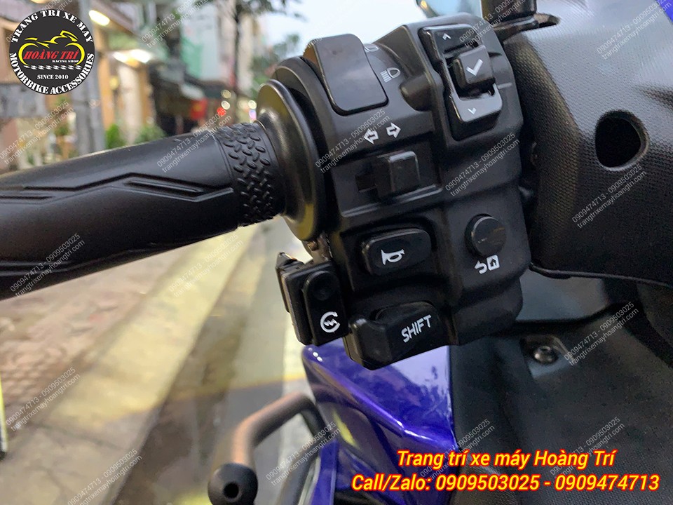 Cận cảnh cụm công tắc NVX V3 tích hợp nút điều khiển đèn trợ sáng tiện lợi
