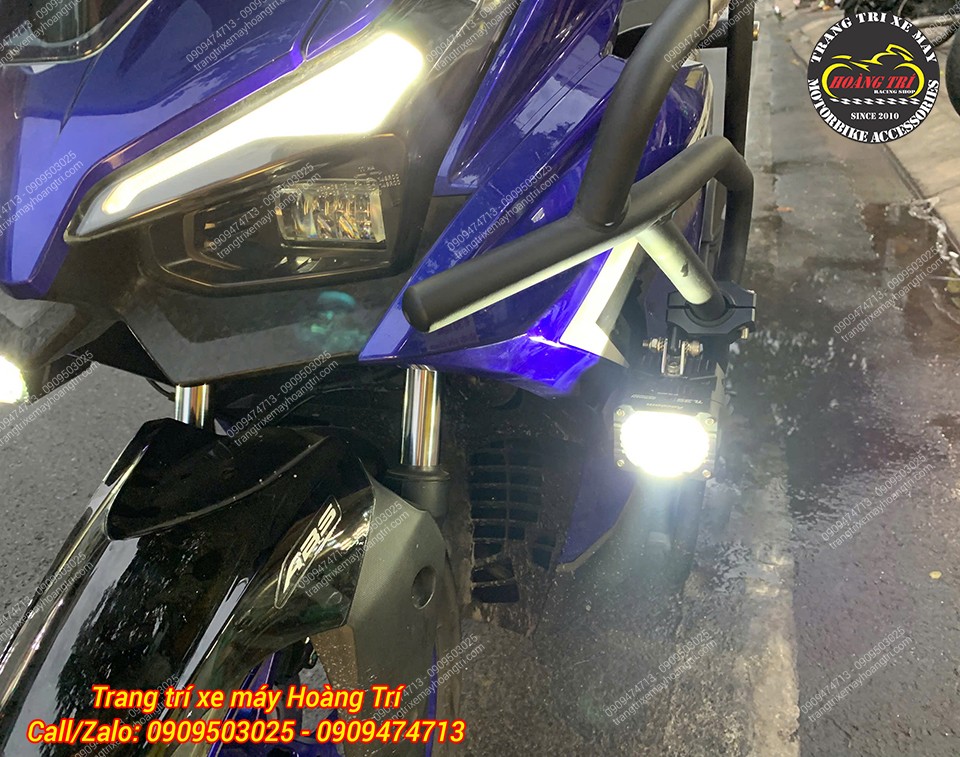 Đèn lắp tại vị trí này không ảnh hưởng đến dàn áo của xe NVX V3