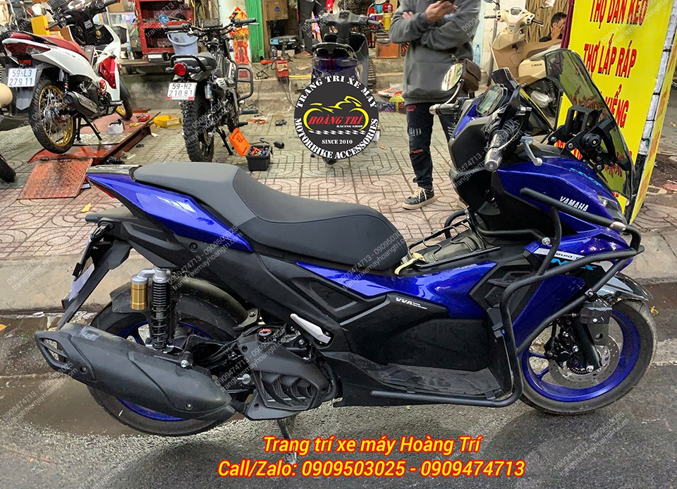 Toàn cảnh NVX V3 màu xanh với khung bảo vệ giúp xe bật cá tính và phong cách