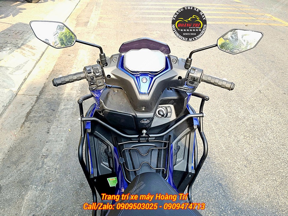 Góc nhìn từ trên NVX V3 với khung chống đổ và bao tay Daytona tăng trải nghiệm