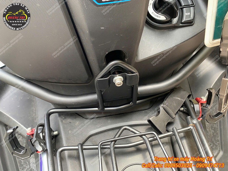 Cận cảnh pát gắn khung bảo vệ NVX V3 chắc chắn không ảnh hưởng khi khách hàng lắp baga giữa