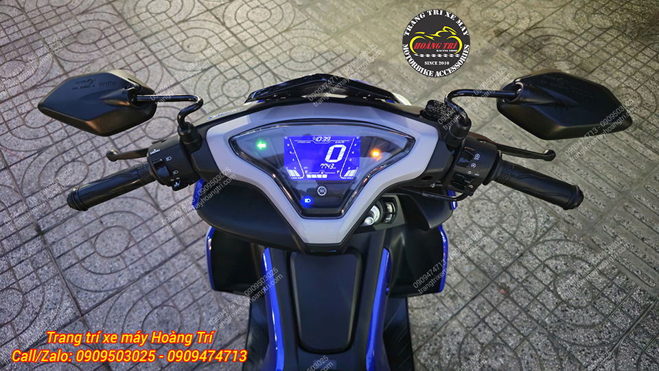 Góc lái Yamaha NVX sau nâng cấp với đồng hồ điện tử với màn hình LED trung tâm khá lớn