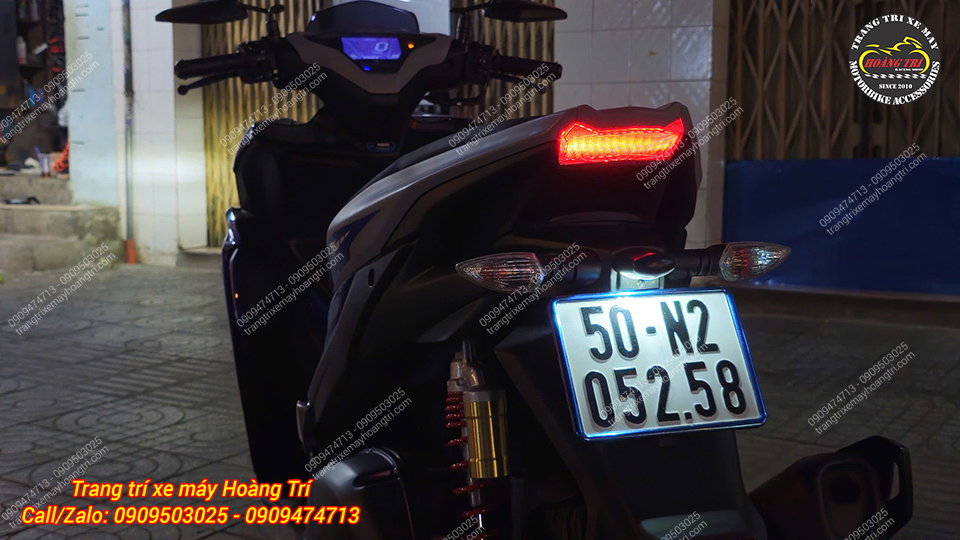 Tổng thể đèn hậu Yamaha NVX V2 hoạt động ổn định với hiệu ứng ánh sáng nổi bật ban đêm