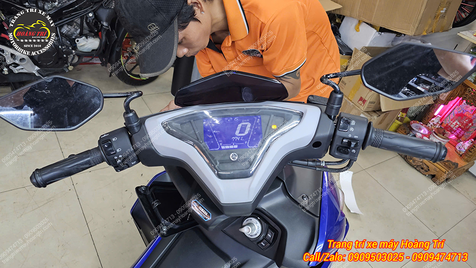 Kỹ thuật viên kiểm tra đồng hồ Yamaha NVX V2 sau khi hoàn thiện nâng cấp và dán tem mới
