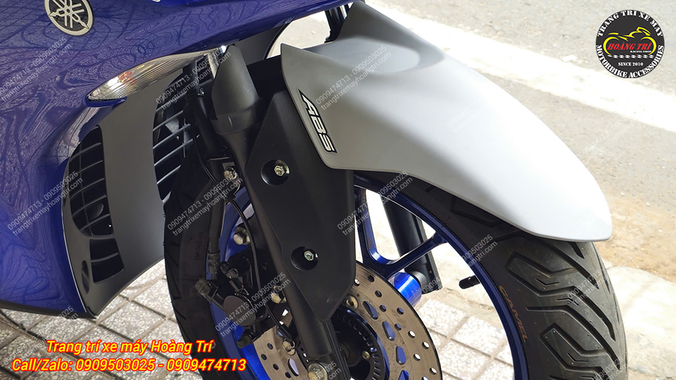 Chi tiết dè trước Yamaha NVX V2 màu xám phối xanh sau khi nâng cấp hoàn thiện đẹp mắt