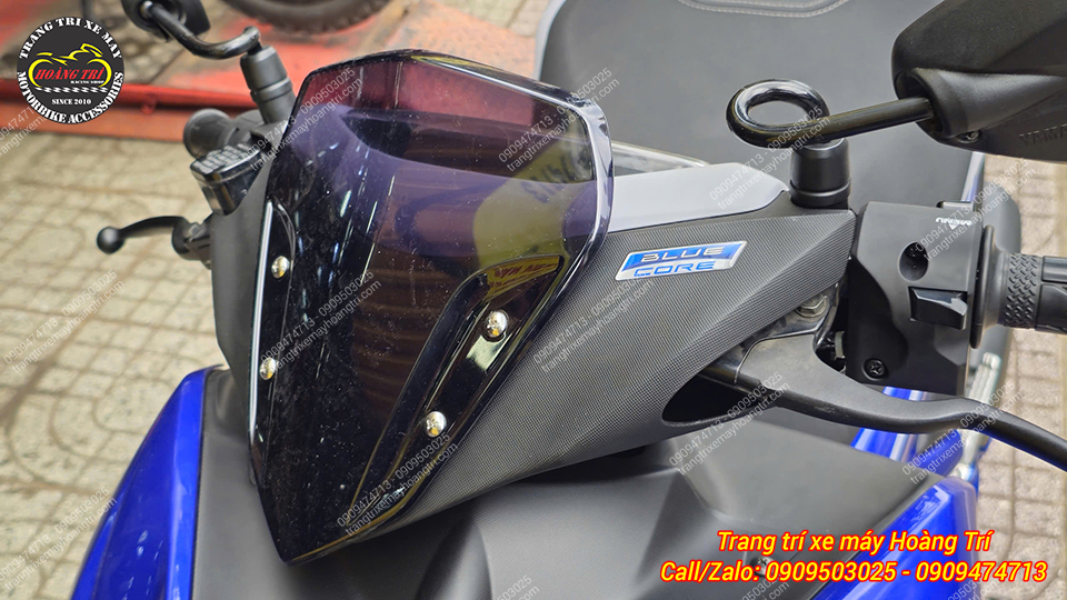Phần đầu Yamaha NVX V2 nổi bật với kính chắn gió đen khói thể thao và cá tính