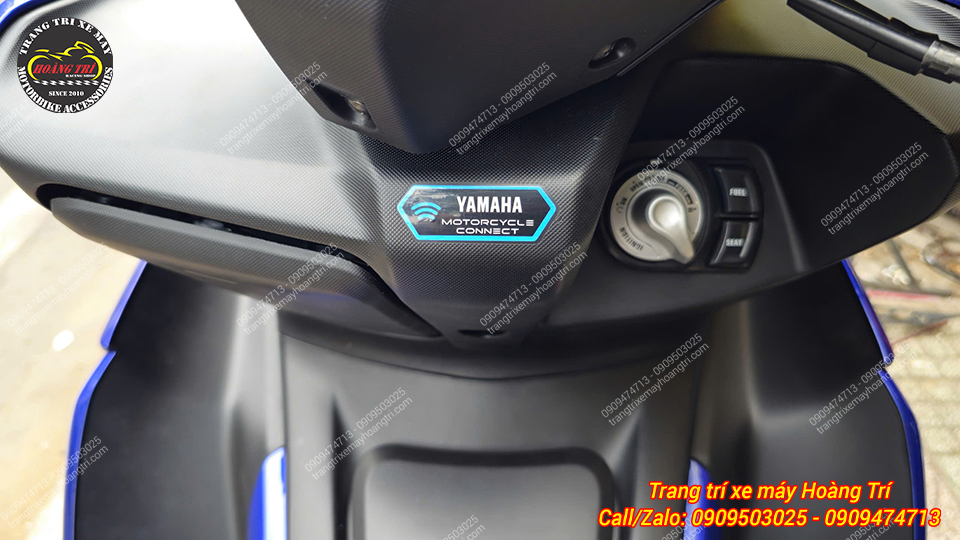 Logo Yamaha Motorcycle Connect nổi bật trên dàn nhựa Yamaha NVX V2 sau nâng cấp hoàn chỉnh