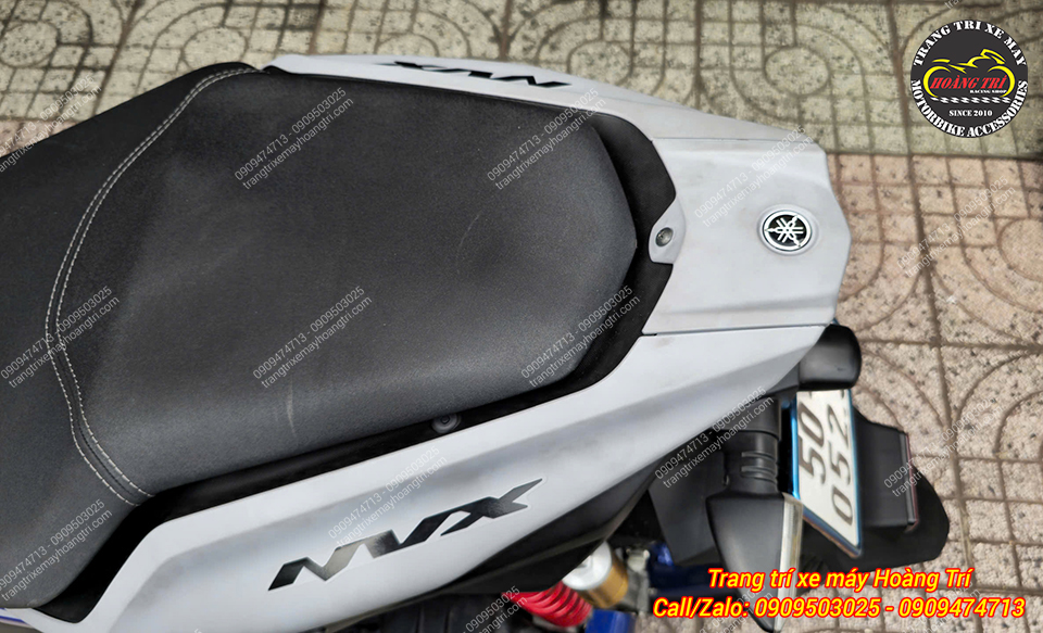 Chi tiết tem hông Yamaha NVX V2 với dòng chữ NVX màu đen nổi bật trên màu bạc trẻ trung