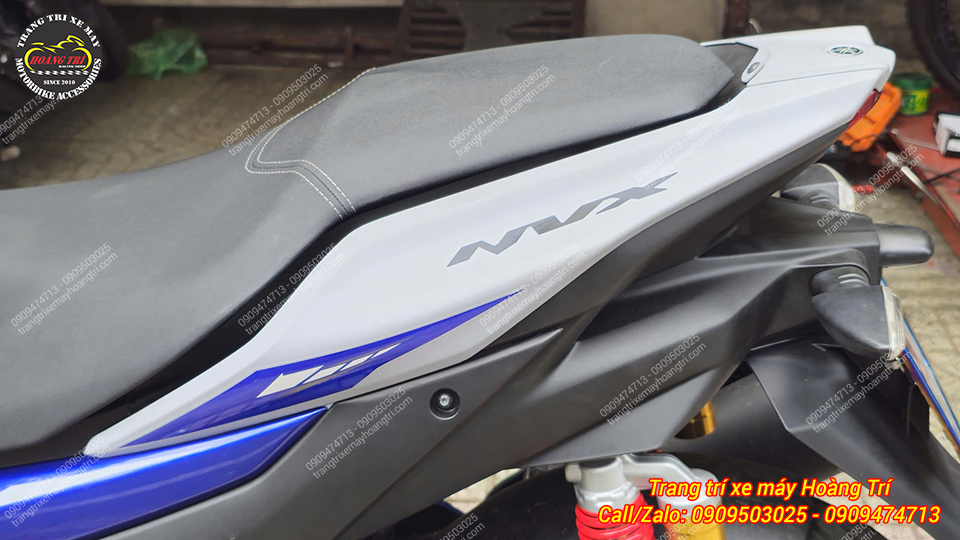 Góc nhìn phần đuôi Yamaha NVX V2 với bộ tem mới hài hòa và sắc nét hơn