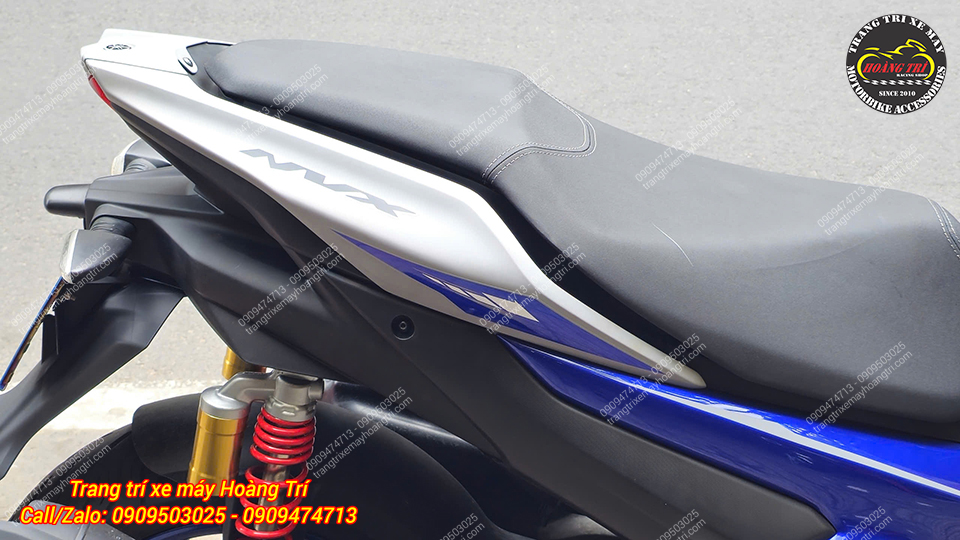 Tem hông Yamaha NVX V2 phối xanh bạc nổi bật tạo điểm nhấn thể thao cho tổng thể xe