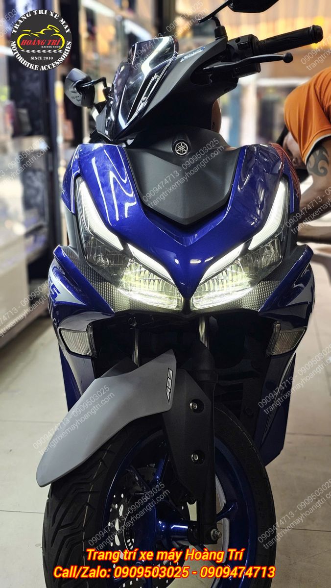 Dàn đèn Yamaha NVX V2 sáng nổi bật kết hợp kính chắn gió đen khói đầy thể thao