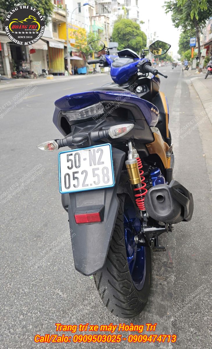 Góc nhìn phía sau Yamaha NVX V1 nguyên bản cùng cụm đèn hậu và dè zin theo xe