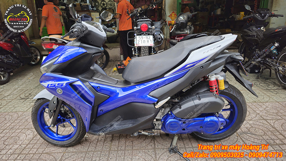 Tổng thể Yamaha NVX V2 phối xanh bạc nổi bật cùng phuộc đỏ tạo điểm nhấn cá tính