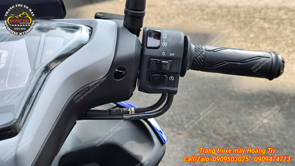 Cùm công tắc phải Yamaha NVX V2 hiển thị đầy đủ các nút chức năng tiện lợi sử dụng