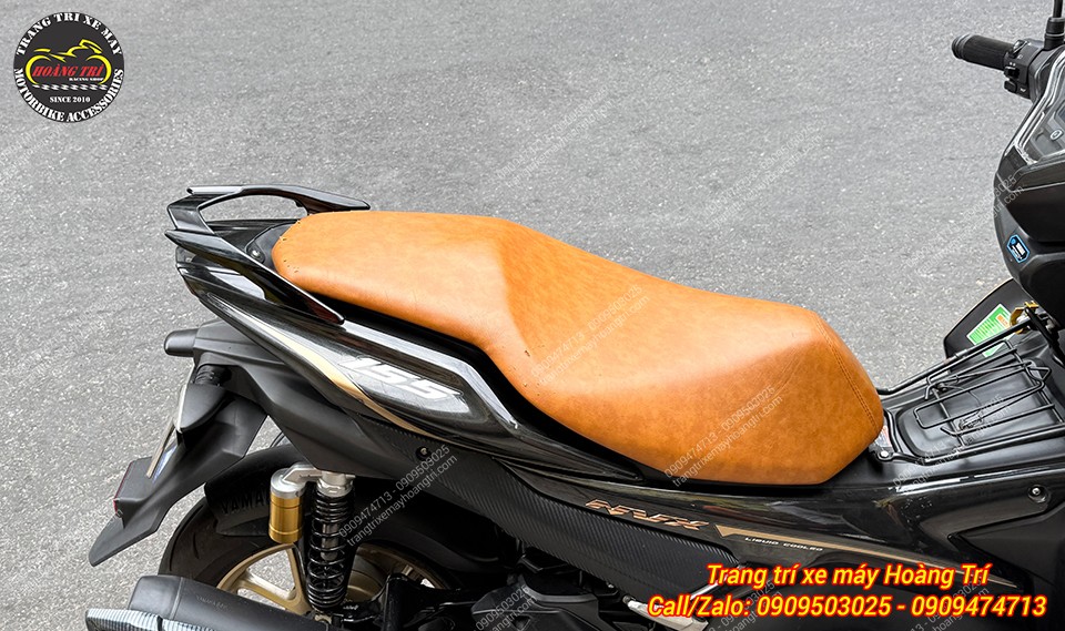 Toàn cảnh sự kết hợp của bộ đôi tay dắt và yên da nâu trên NVX V2