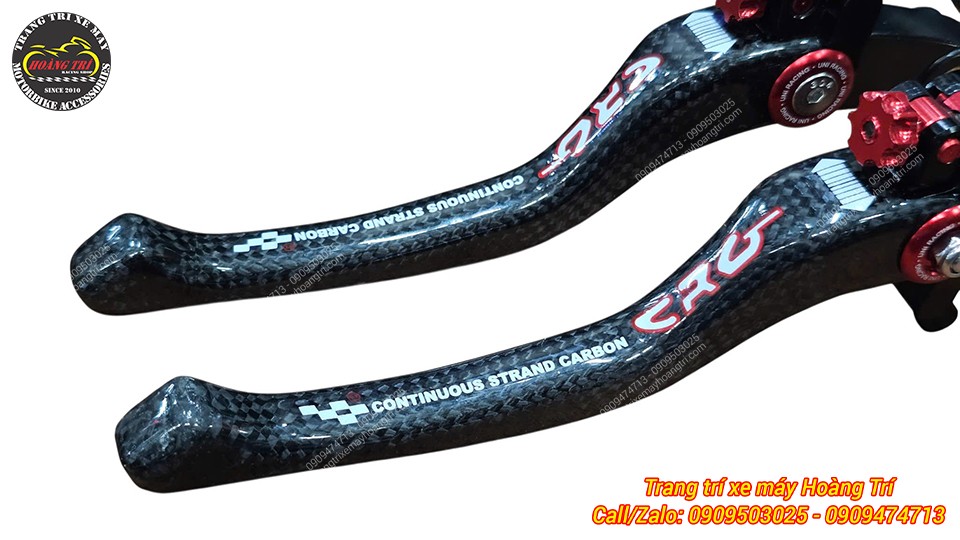 Cận cảnh tay thắng CRG carbon với vân carbon sắc nét và logo nổi bật