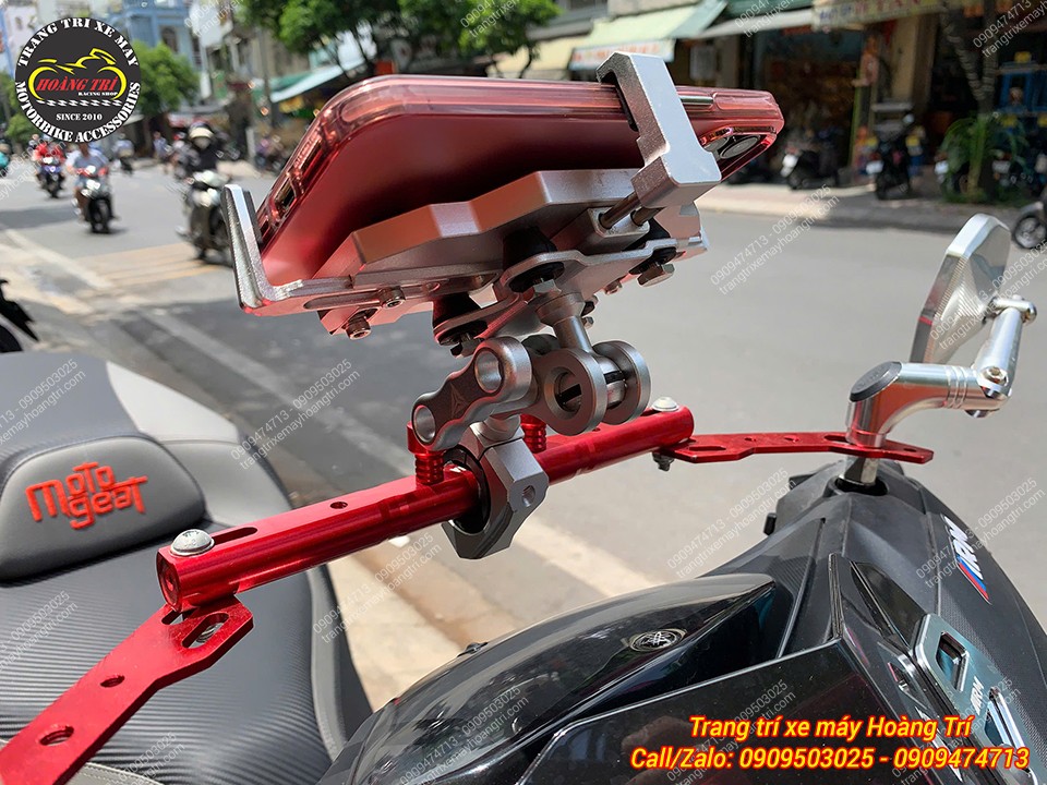 Cận cảnh giá đỡ điện thoại Motowolf lắp trên thanh ngang màu đỏ nổi bật