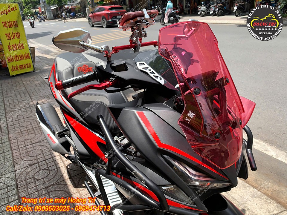 Tổng thể Yamaha NVX V1 độ kiểng cực chất với nhiều phụ kiện đồng bộ màu đỏ đen
