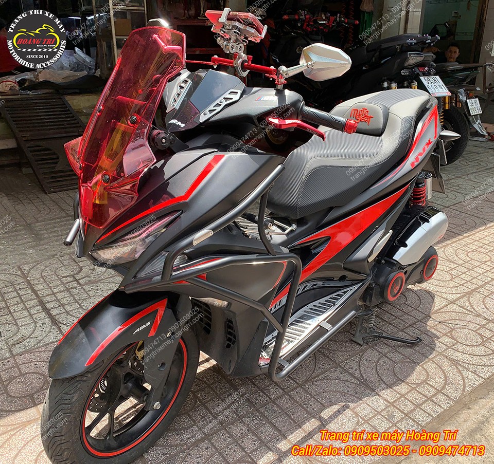 Góc nghiêng đầu xe Yamaha NVX V1 nổi bật cùng kính chắn gió, tay thắng RCB E-Plus, khung bảo vệ