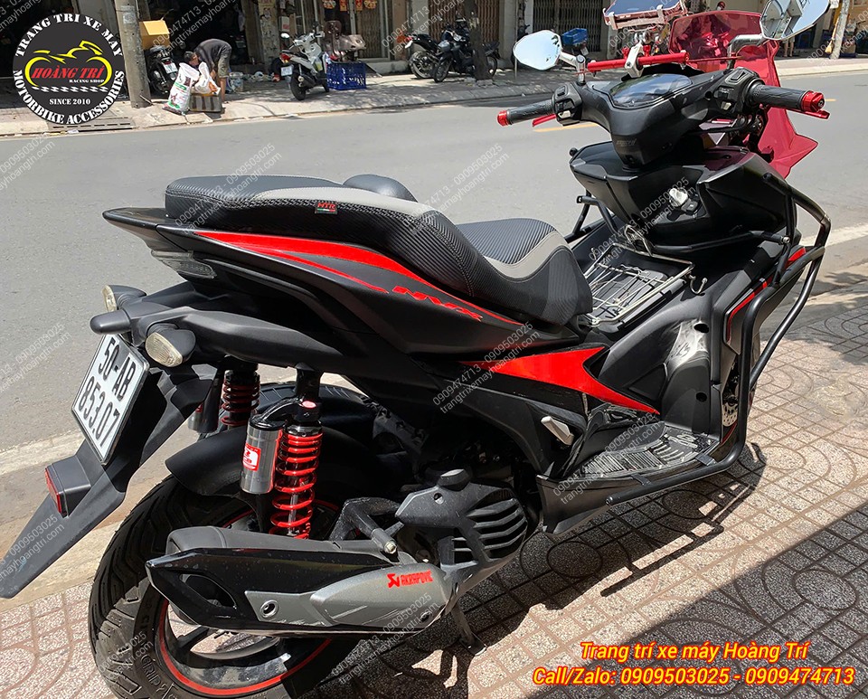 Yên hai tầng Yamaha NVX V1 kiểu Thái với phối màu xám đen cực kỳ nổi bật