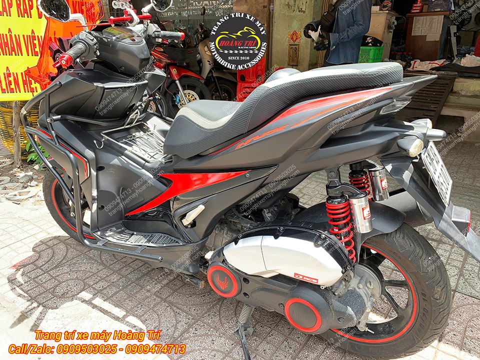 Tổng thể phía sau Yamaha NVX V1 nổi bật cùng yên 2 tầng thể thao đầy cá tính