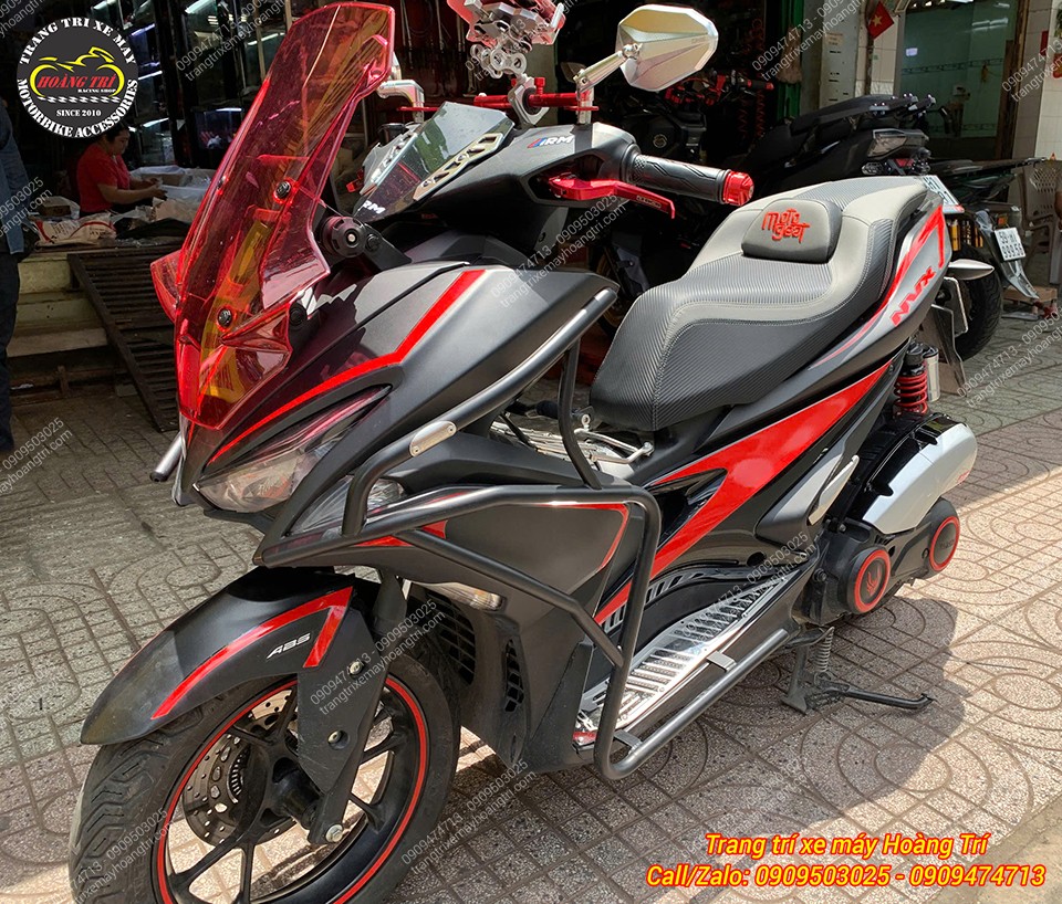 Yamaha NVX V1 độ kiểng cực chất với khung chống đổ và kính chắn gió đỏ nổi bật