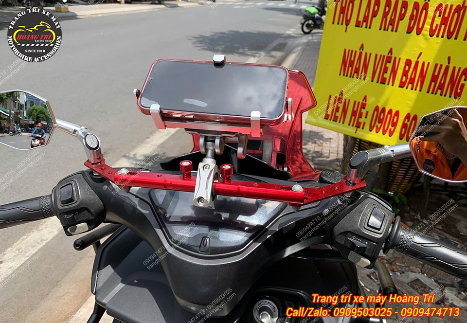 Góc nhìn trực diện dàn ghi đông Yamaha NVX V1 nổi bật với nhiều món đồ chơi tiện ích