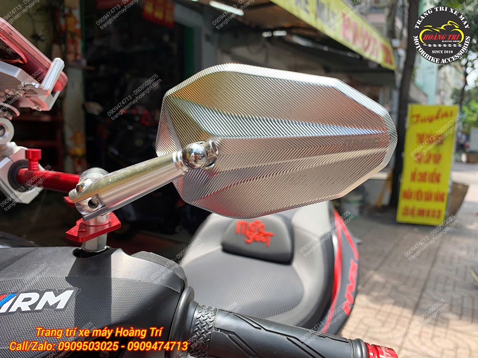 Chi tiết kính hậu CNC màu bạc tạo vẻ ngoài hiện đại và cứng cáp cho Yamaha NVX