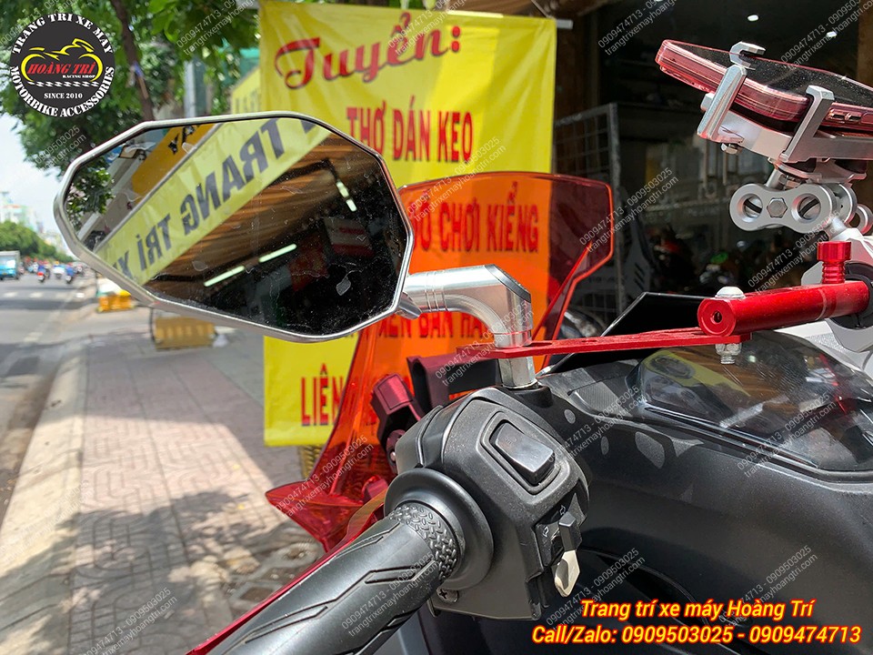 Mặt kính rộng, viền mỏng giúp cho người lái quan sát rộng hơn