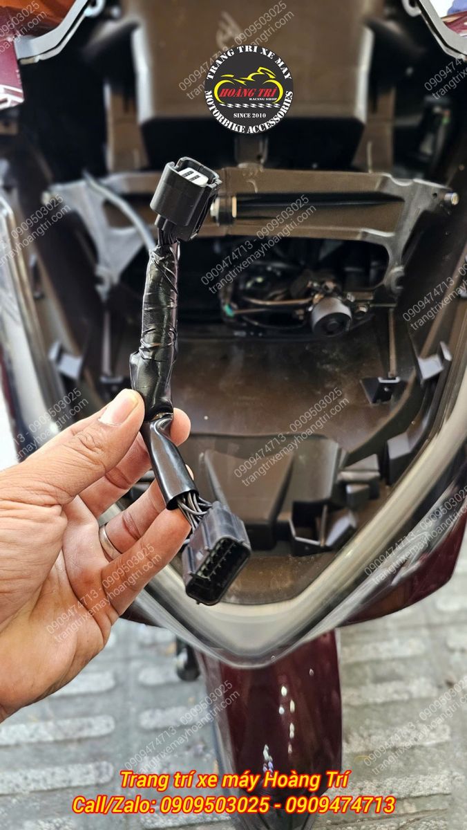 Cận cảnh giắc chuyển đổi lắp công tắc tắt mở đèn PCX 160 phiên bản RoadSyn không cần cắt dây điện