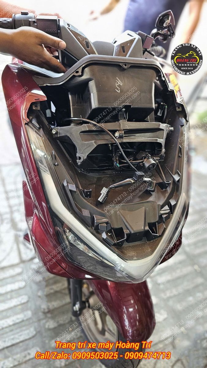 Góc nghiêng dàn đầu PCX 160 RoadSyn khi tháo mặt nạ để nâng cấp công tắc tắt mở đèn