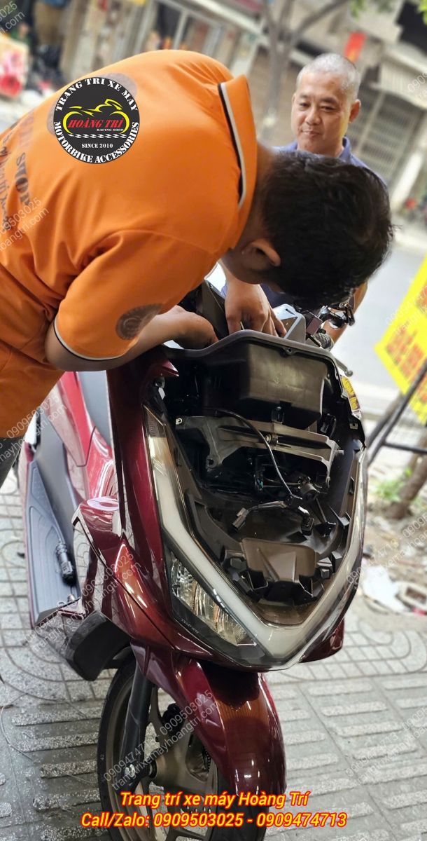 Kỹ thuật viên Hoàng Trí đang hoàn thiện lắp đặt công tắc tắt mở đèn cho Honda PCX 160 RoadSyn