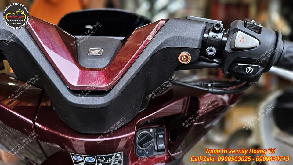 Cận cảnh công tắc tắt mở đèn RoadSyn gắn gọn gàng trên cụm tay lái Honda PCX 160