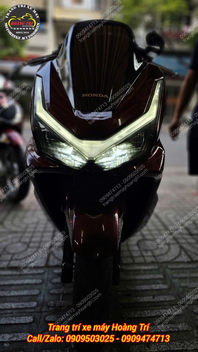 Cận cảnh hệ thống đèn trước Honda PCX 160 khi bật sáng cùng công tắc tiện lợi hiện đại