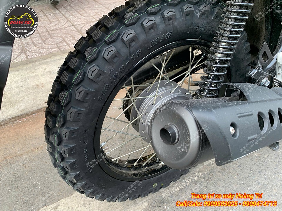 Chi tiết bánh sau Yamaha PG-1 ABS 2026 với cặp vỏ không ruột gai lớn đầy mạnh mẽ