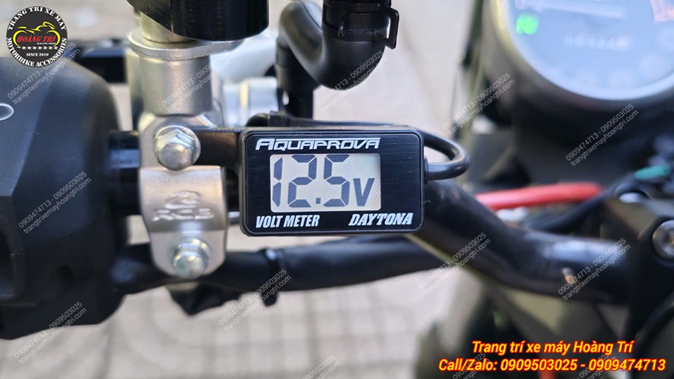 Đồng hồ báo volt Daytona hiển thị điện áp rõ nét hỗ trợ theo dõi tình trạng bình ắc quy