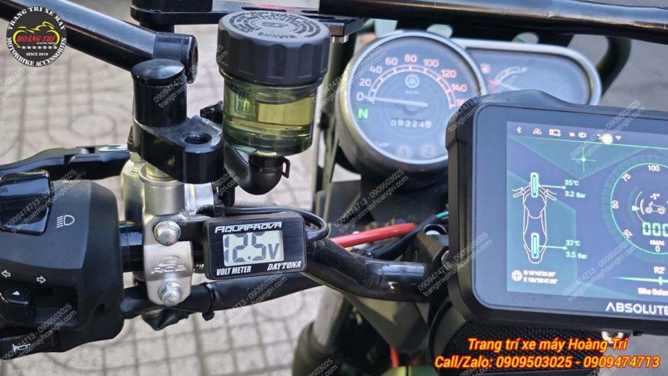 Góc nhìn tay lái PG-1 nổi bật với đồng hồ volt Daytona nhỏ gọn và hiện đại hơn