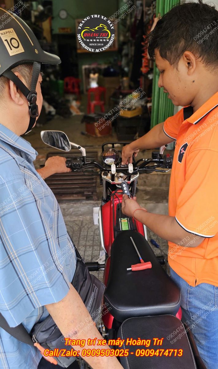 Kỹ thuật viên hướng dẫn khách sử dụng hệ thống smartkey V2 trên xe PG-1 ABS