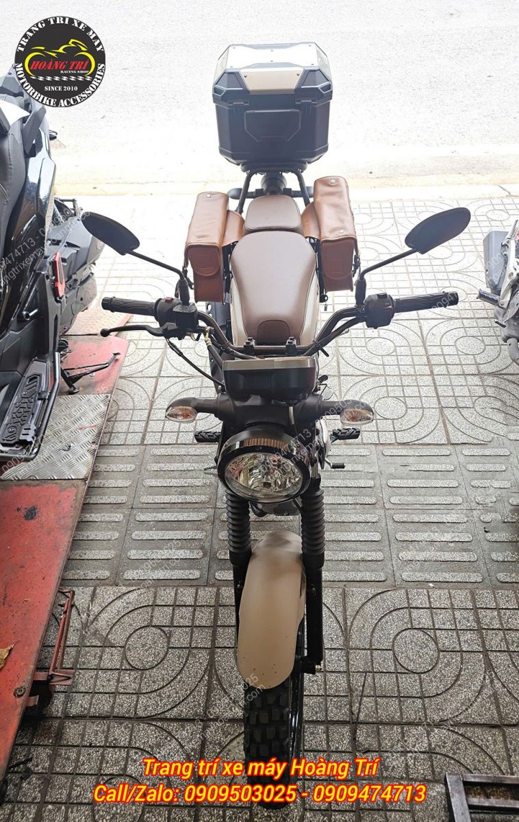 Góc nhìn trực diện Yamaha PG-1 nổi bật với thùng Givi và túi treo hai bên tiện dụng