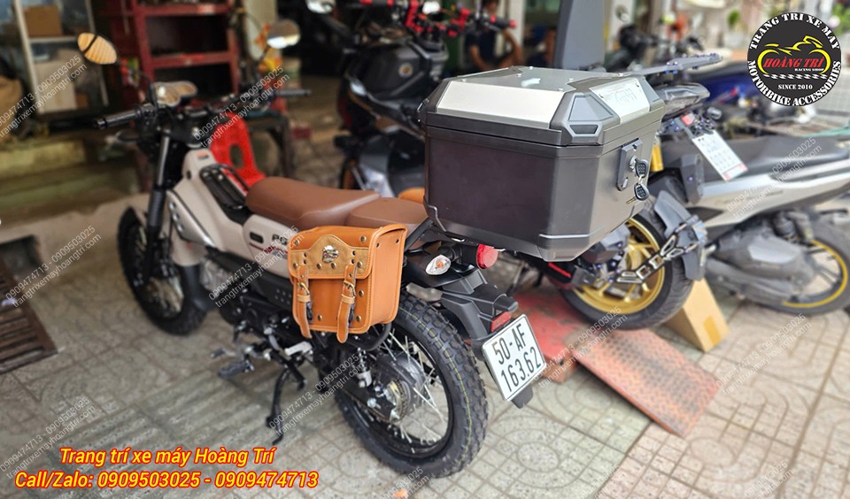 Tổng thể phía sau PG-1 nổi bật cùng thùng Givi U37A+ và túi hông phong cách cổ điển