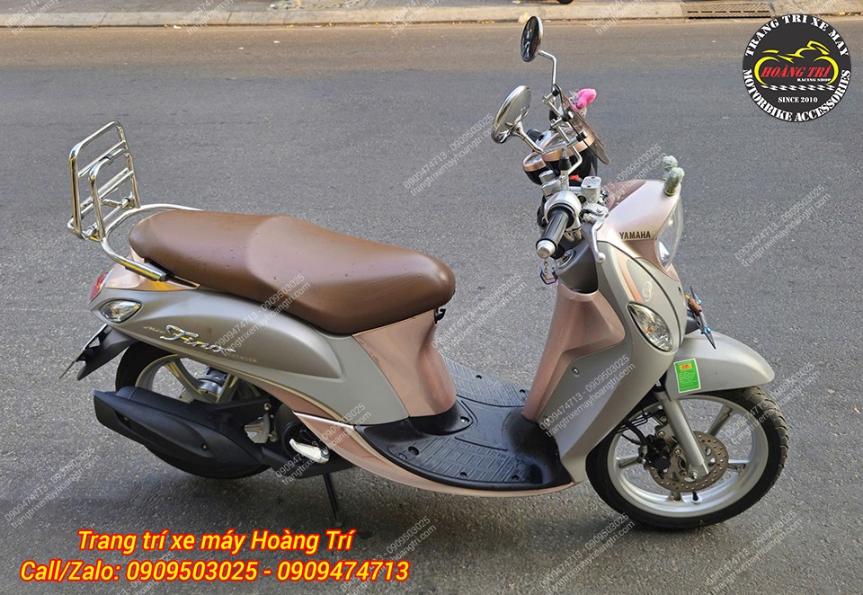 Toàn cảnh Fino góc nghiêng cho thấy baga sau phù hợp phong cách xe cổ điển
