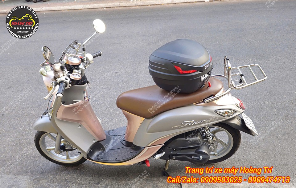Cận cảnh xe Fino với thùng Givi và baga sau tựa lưng inox chắc chắn tiện lợi