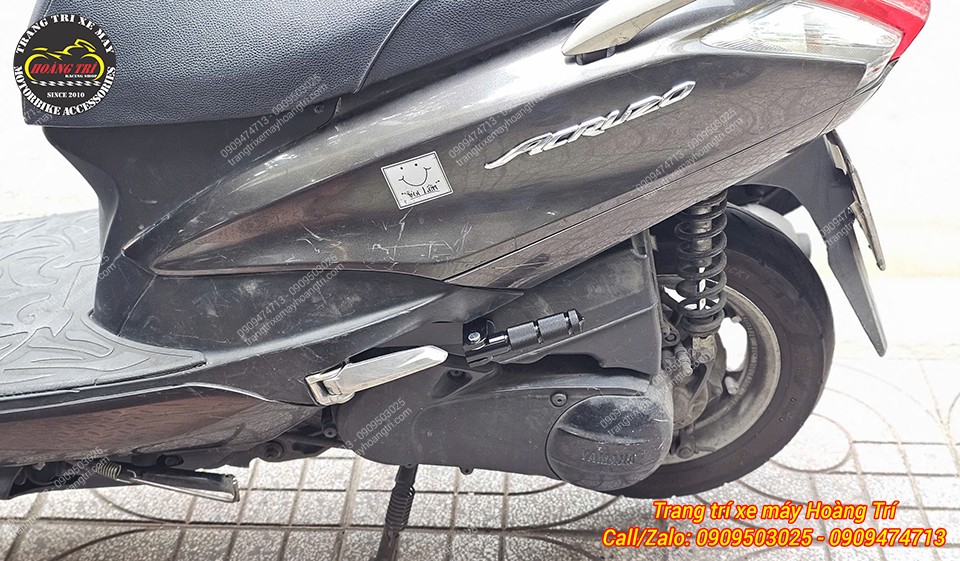 Cận cảnh gác chân phụ Acruzo lắp gọn gàng giúp người ngồi sau để chân tiện lợi