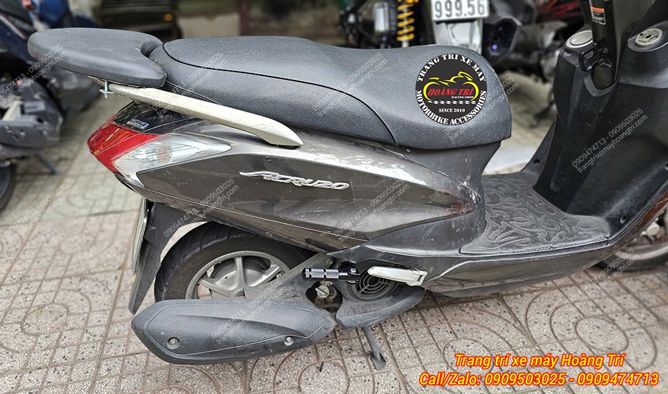 Tổng thể hông xe Acruzo sau khi gắn gác chân phụ tăng tiện ích khi chở người