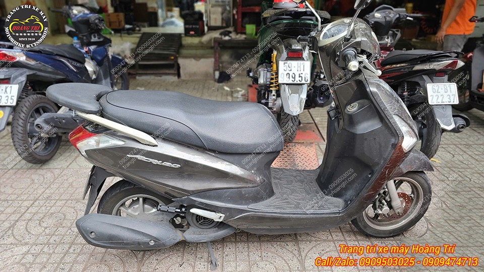 Toàn cảnh xe Acruzo trang bị gác chân phụ giúp việc di chuyển hai người thoải mái hơn