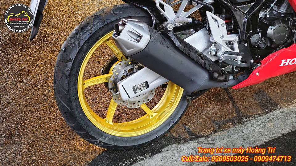 Cận cảnh bánh sau Honda CBR150R với mâm OZ X1R vàng tăng vẻ ngoài thể thao mạnh mẽ