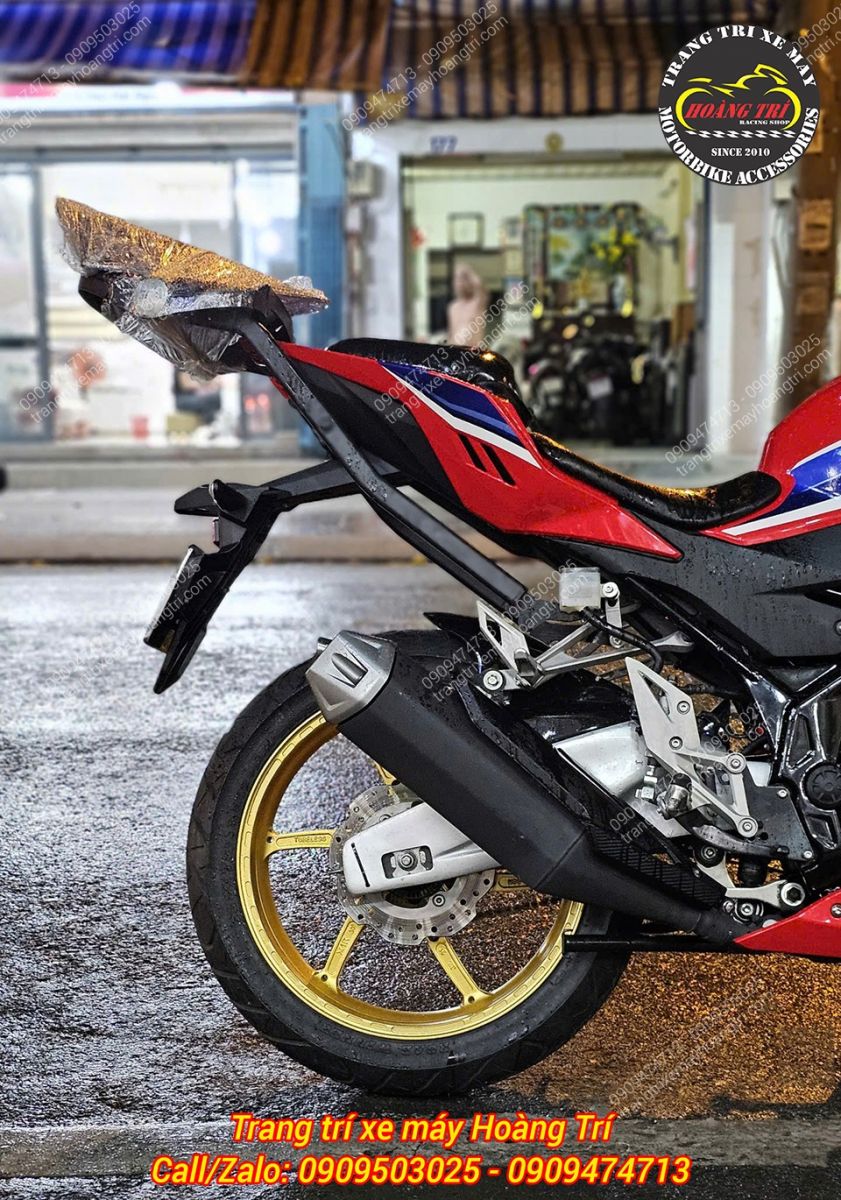 Góc nghiêng đuôi xe Honda CBR150R nổi bật cùng bộ mâm vàng OZ X1R đầy cuốn hút